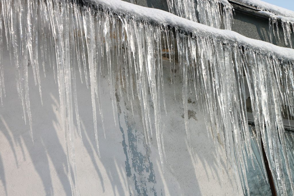 Prevent dangerous ice dams on your roof | King Condo Management